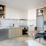 Kitchen dan Dining area di Apartemen Elements Caraousel, Cannington, Perth, Western Australia